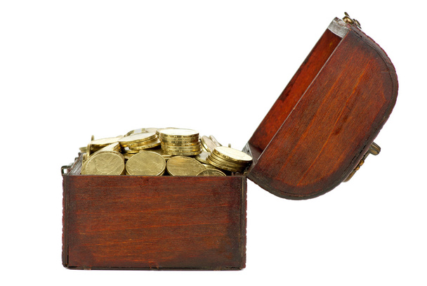 Vieux coffre en bois avec des pièces d'or
 - Photo, image