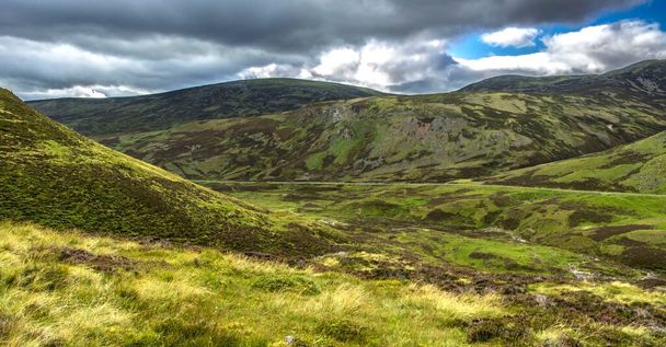 Wanderweg im Cairngorms National Park. Braemar in Royal Deeside, Aberdeenshire, Schottland, Großbritannien.  - Foto, Bild
