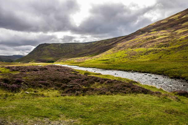 Clunie Water. Braemar in Royal Deeside, Aberdeenshire, Schottland, Großbritannien. Cairngorms-Nationalpark.  - Foto, Bild