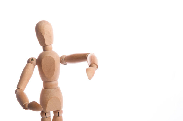 Dřevěná figurka figuríny pózování v akci izolované na bílém pozadí. - Fotografie, Obrázek