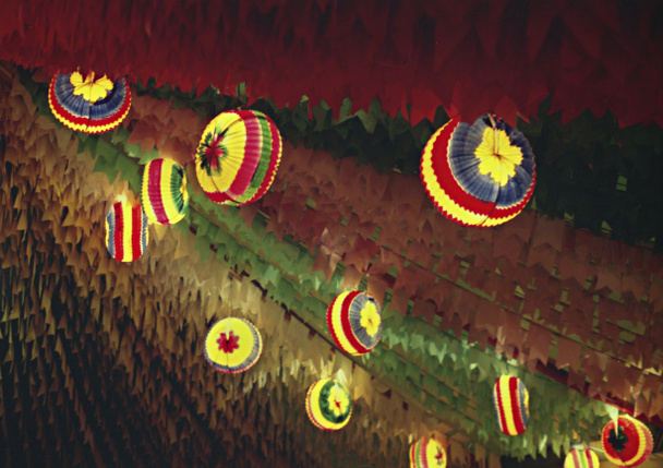 Banderas y faroles tradicionales de las festividades de junio en el noreste de Brasil. Fondo colorido
. - Foto, Imagen
