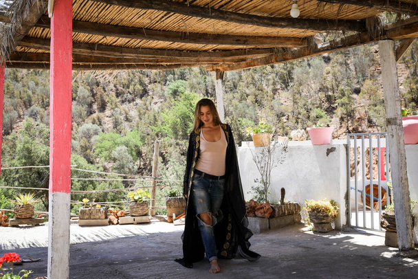 Doğada Arap pelerinli bir kız. Cennet Vadisi Agadir Fas. - Fotoğraf, Görsel