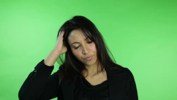 Mujer de negocios preocupada y rascándose la cabeza
 - Metraje, vídeo