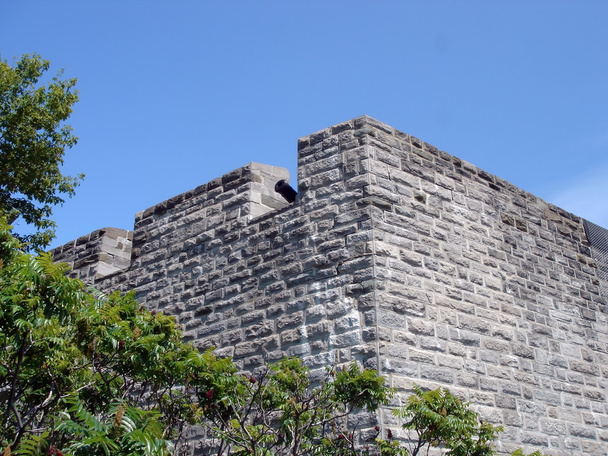 κανόνι στο crenel, την παλιά πόλη του Κεμπέκ, Καναδά - Φωτογραφία, εικόνα