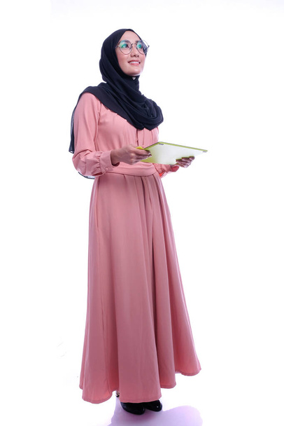 Vertrauen einer interaktiven hübschen muslimischen Frau mit Tablet. Wirtschaft oder Finanzen interaktive konzeptionelle - Foto, Bild