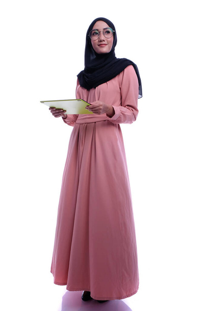 Εμπιστοσύνη της διαδραστικής όμορφη μουσουλμάνα γυναίκα με tablet. Επιχειρήσεις ή χρηματοδότηση διαδραστική εννοιολογική - Φωτογραφία, εικόνα