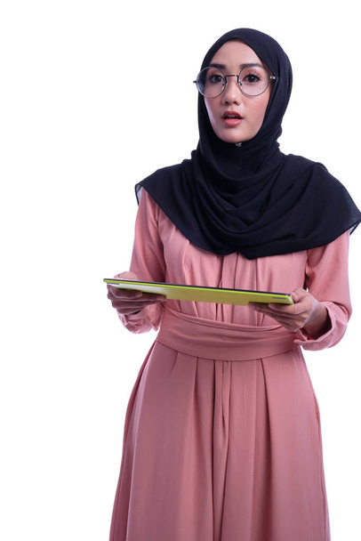 タブレットとの対話型のかなりイスラム教徒の女性の信頼。ビジネスまたは財務の対話的概念 - 写真・画像