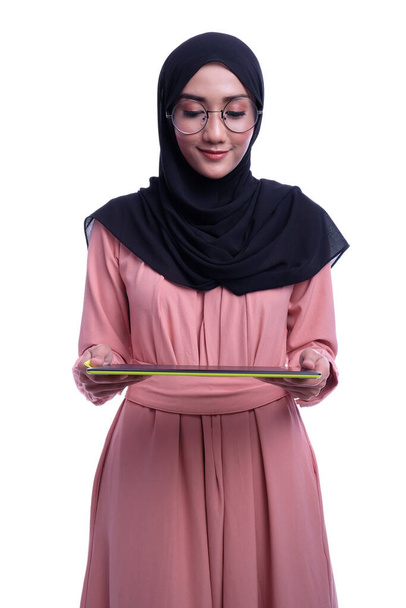 Luottamus interaktiivinen kaunis musliminainen tabletti. Liiketoiminta tai rahoitus vuorovaikutteinen käsitteellinen - Valokuva, kuva