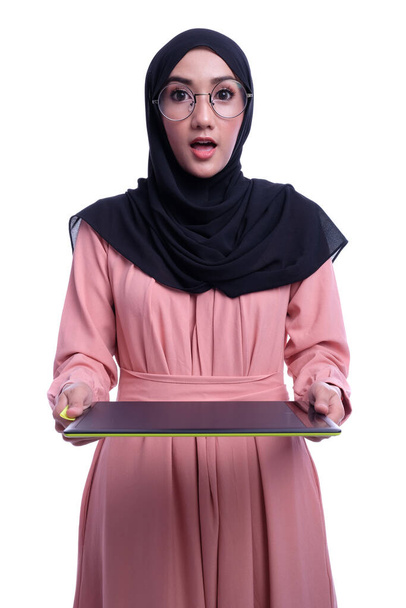 タブレットとの対話型のかなりイスラム教徒の女性の信頼。ビジネスまたは財務の対話的概念 - 写真・画像