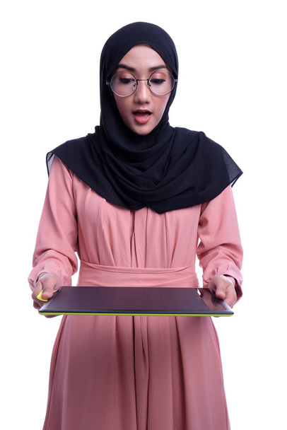Bizalom interaktív csinos muszlim nő tabletta. Üzleti vagy pénzügyi interaktív koncepció - Fotó, kép
