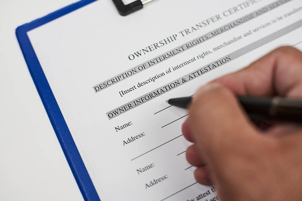 Ownership transfer certificate - Фото, изображение