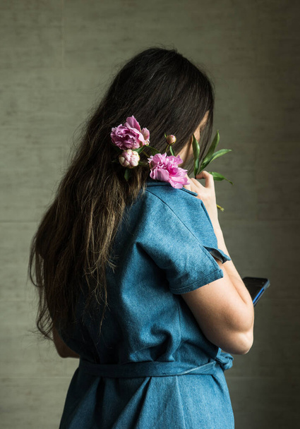La femme aux fleurs de pivoine et aux cheveux longs - Photo, image