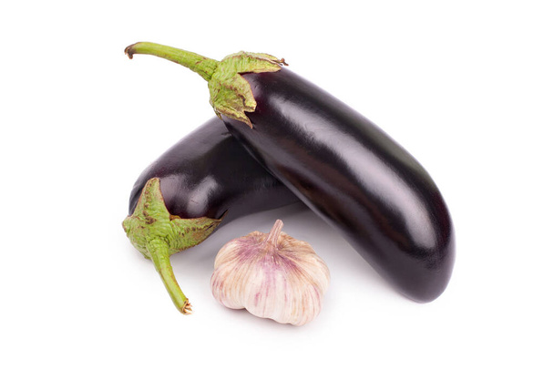 Knoflook bol en aubergines op witte achtergrond close-up geïsoleerde bovenaanzicht - Foto, afbeelding