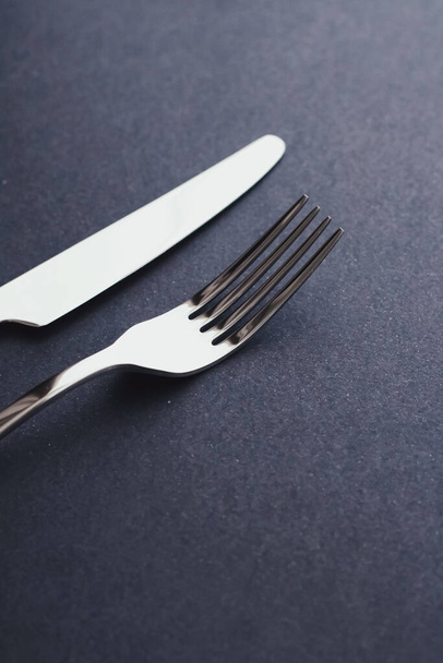 Fourchette et couteau, couverts argentés pour décor de table, design minimaliste et régime alimentaire
 - Photo, image