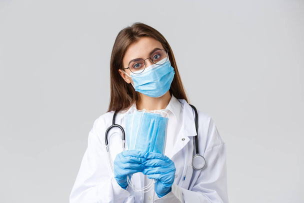 Covid-19 、ウイルス、健康、医療従事者および検疫の概念を防止する。専門医,個人保護具の医師は、医療用マスクを使用することをお勧めします,スクラブを着用 - 写真・画像
