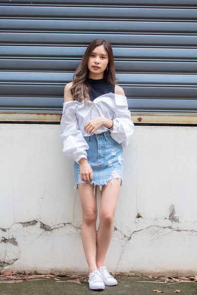 Πορτρέτο του Thai Jeans φούστα λευκό πουκάμισο ενηλίκων όμορφο κορίτσι χαλαρώστε και χαμόγελο - Φωτογραφία, εικόνα