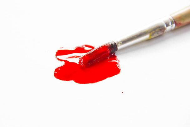 Rode borstel en inkt creatieve kunst - Foto, afbeelding
