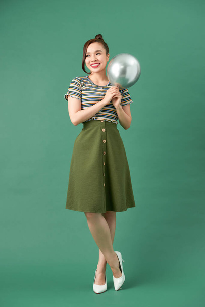 Закрыть креативность женщина танцует и празднует на вечеринке, держа воздушные шары руками - Фото, изображение