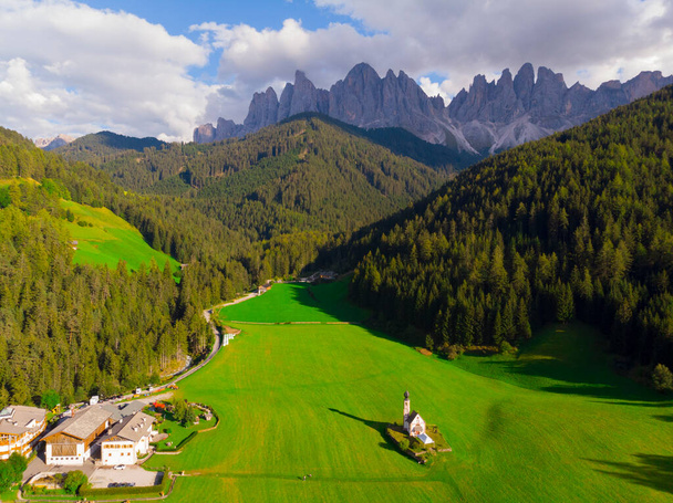 Santa Maddalena (Santa Magdalena) falu varázslatos Dolomithegyekkel a háttérben, Val di Funes völgy, Trentino Alto Adige régió, Dél-Tirol, Olaszország, Európa. Santa Maddalena Village, Olaszország - Fotó, kép