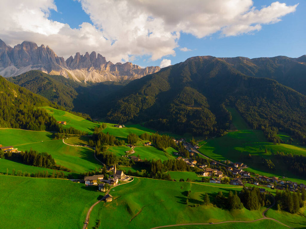 Santa Maddalena (Santa Magdalena) kylä maaginen Dolomites vuoret taustalla, Val di Funes laakso, Trentino Alto Adige alue, Etelä-Tiroli, Italia, Eurooppa. Santa Maddalenan kylä, Italia - Valokuva, kuva