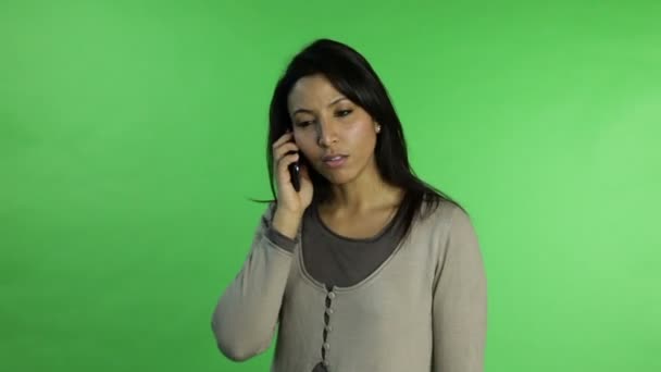 Mujer casual preocupada, hablando por teléfono
 - Imágenes, Vídeo