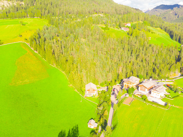 Santa Maddalena (Santa Magdalena) falu varázslatos Dolomithegyekkel a háttérben, Val di Funes völgy, Trentino Alto Adige régió, Dél-Tirol, Olaszország, Európa. Santa Maddalena Village, Olaszország - Fotó, kép