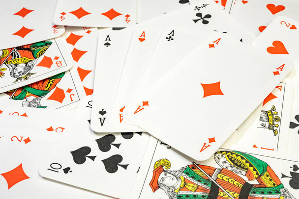 close up jogando cartas no fundo branco
 - Foto, Imagem