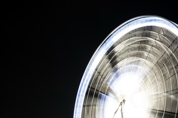 Fairy wheel in an amusement park during night time - Фото, зображення