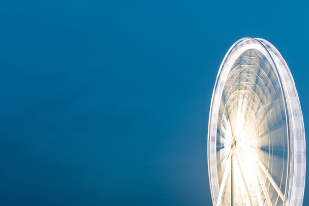 Fairy wheel in an amusement park during night time - Фото, зображення