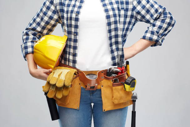 woman or builder with helmet and working tools - Foto, imagen
