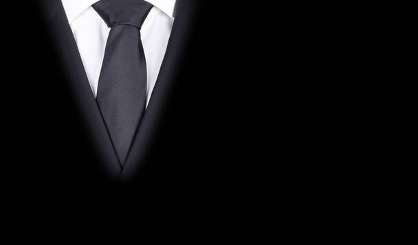 Hombre en traje negro con corbata negra, primer plano
 - Foto, Imagen