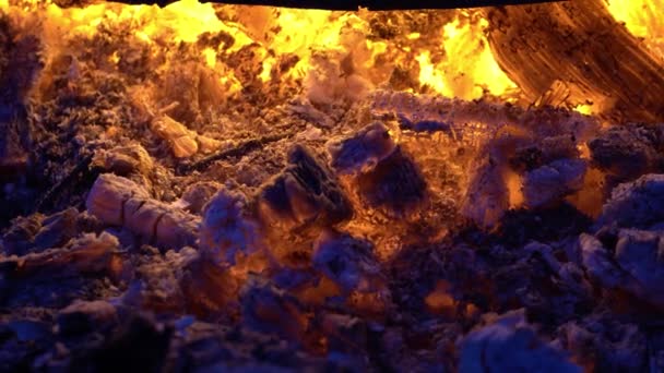 4K brandhout kolen close-up in de open haard. het flikkerende licht van kolen in de open haard. brandend vuur Hete kolen. Vuur. achtergrond. - Video
