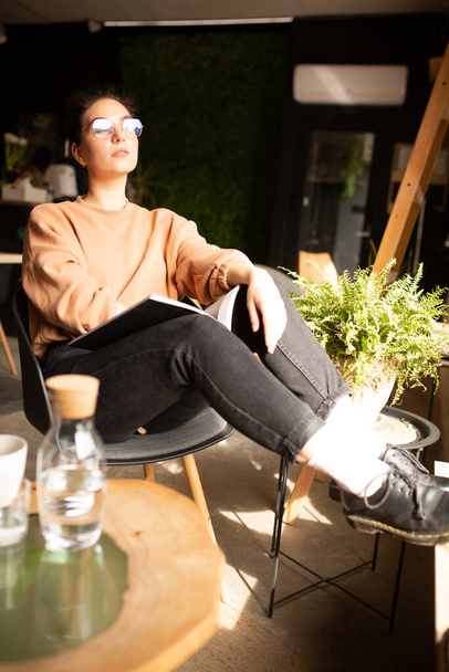  Dívka blogger s šálkem kávy v kavárně s časopisem - Fotografie, Obrázek