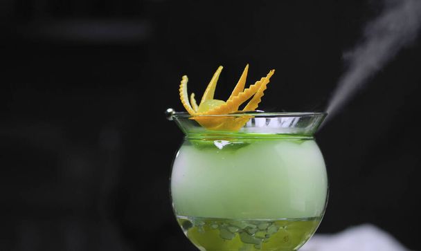 Fermer Martini au raisin Refroidissement au cocktail dans un bol avec glace sèche
 - Photo, image