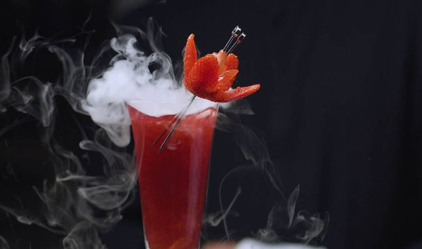Fermer Cocktail Rossini aux fraises prêt à l'emploi avec glace carbonique. Bar boissons série. - Photo, image