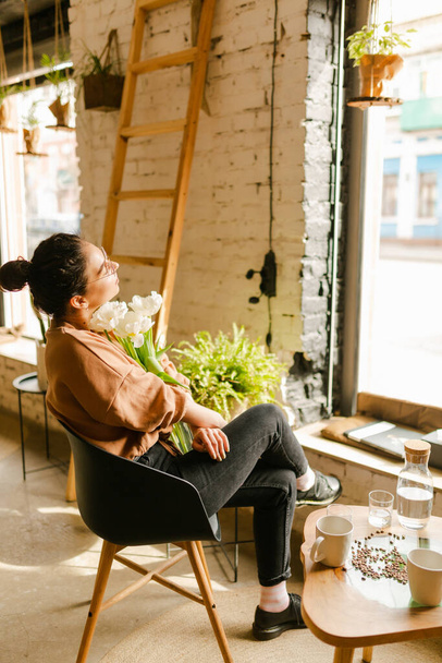  Blogger menina com uma xícara de café no café com revista
 - Foto, Imagem
