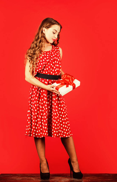 Confident in her choice. happy valentines day. birthday gift box. boxing day. christmas shopping sales. really nice purchase. surprise for pinup kid. retro party style. retro girl present box - Foto, Imagem