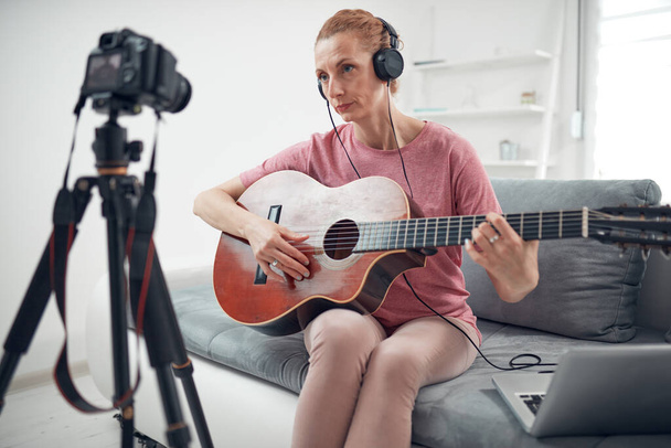 Chitarrista fare video lezioni e tutorial per internet vlog classi di siti web. - Foto, immagini