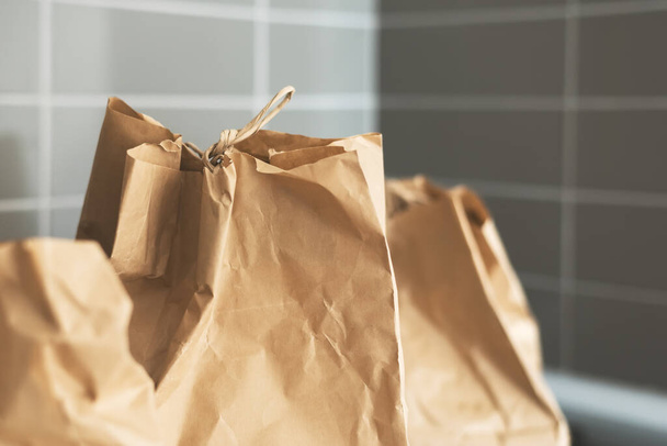 Yemek dağıtım servisi. Kahverengi geri dönüşümlü kağıt torbaları  - Fotoğraf, Görsel