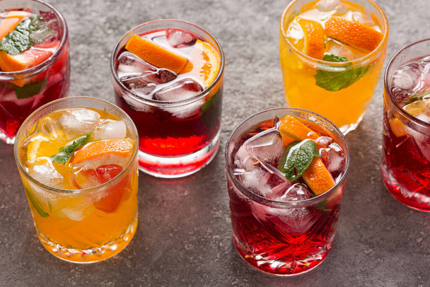 Летние фруктовые напитки и ледяная вода, вид сверху, закрыть
 - Фото, изображение