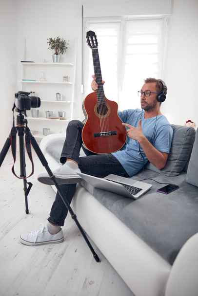 Гитарист делает видео уроки и учебные пособия для интернет vlog веб-сайт классов. - Фото, изображение
