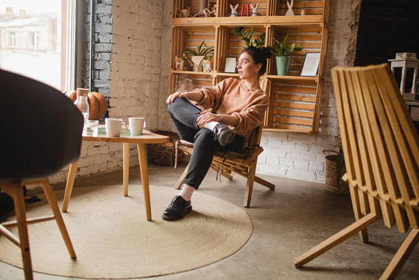 junge Frau sitzt mit Laptop in Café - Foto, Bild