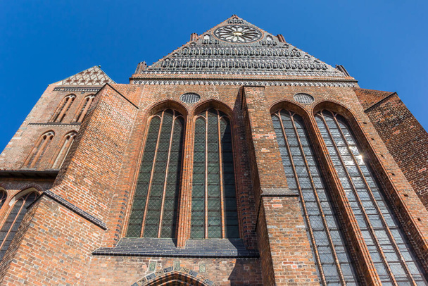 Fachada y ventanas de la iglesia de San Nikolai en Wismar, Alemania
 - Foto, Imagen