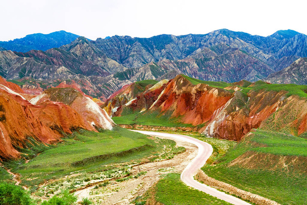 Zhangye Danxia National Geological Park.Colorful Danxia Geopark in Zhangye City, Gansu Province, China. Чудові й барвисті ландшафти Данксії.  - Фото, зображення