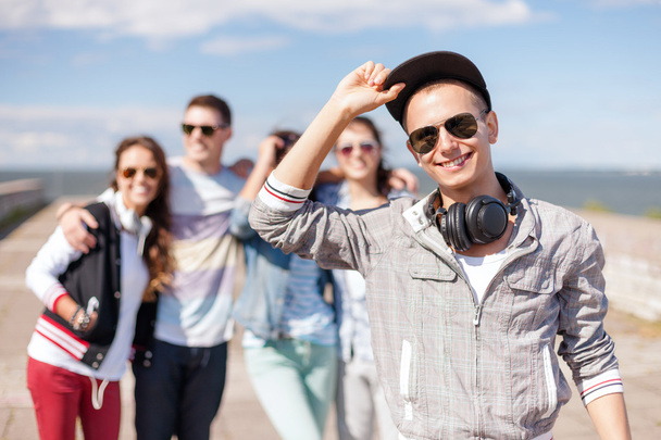 Ragazzo adolescente con occhiali da sole e amici fuori
 - Foto, immagini