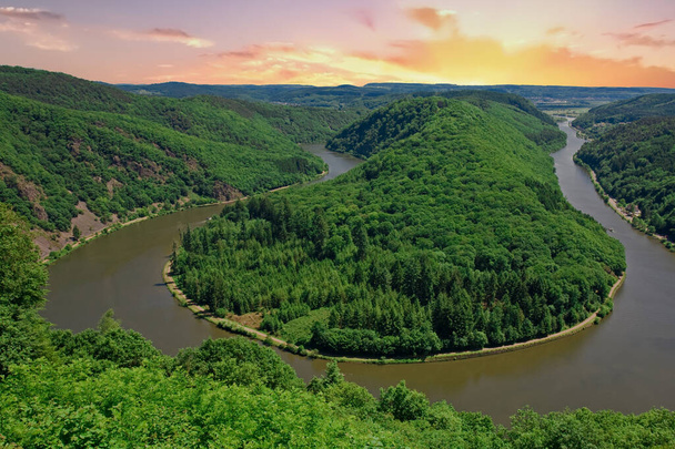 Saarschleifen - Saar-joki kääntyy kukkulan ympäri Saarlandissa, Saksassa - Valokuva, kuva