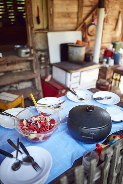 Casa de campo rústica con mesa de cocina al aire libre listo para el almuerzo de verano
. - Foto, Imagen