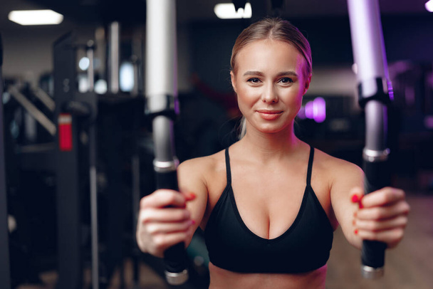 Young caucasian blonde woman training hands in a gym - Foto, imagen