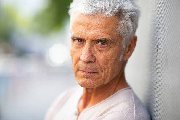 Nahaufnahme Porträt ernster älterer Mann draußen - Foto, Bild