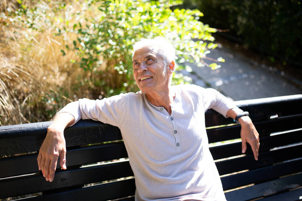 Retrato hombre mayor sentado en el banco del parque relajarse al aire libre
 - Foto, imagen